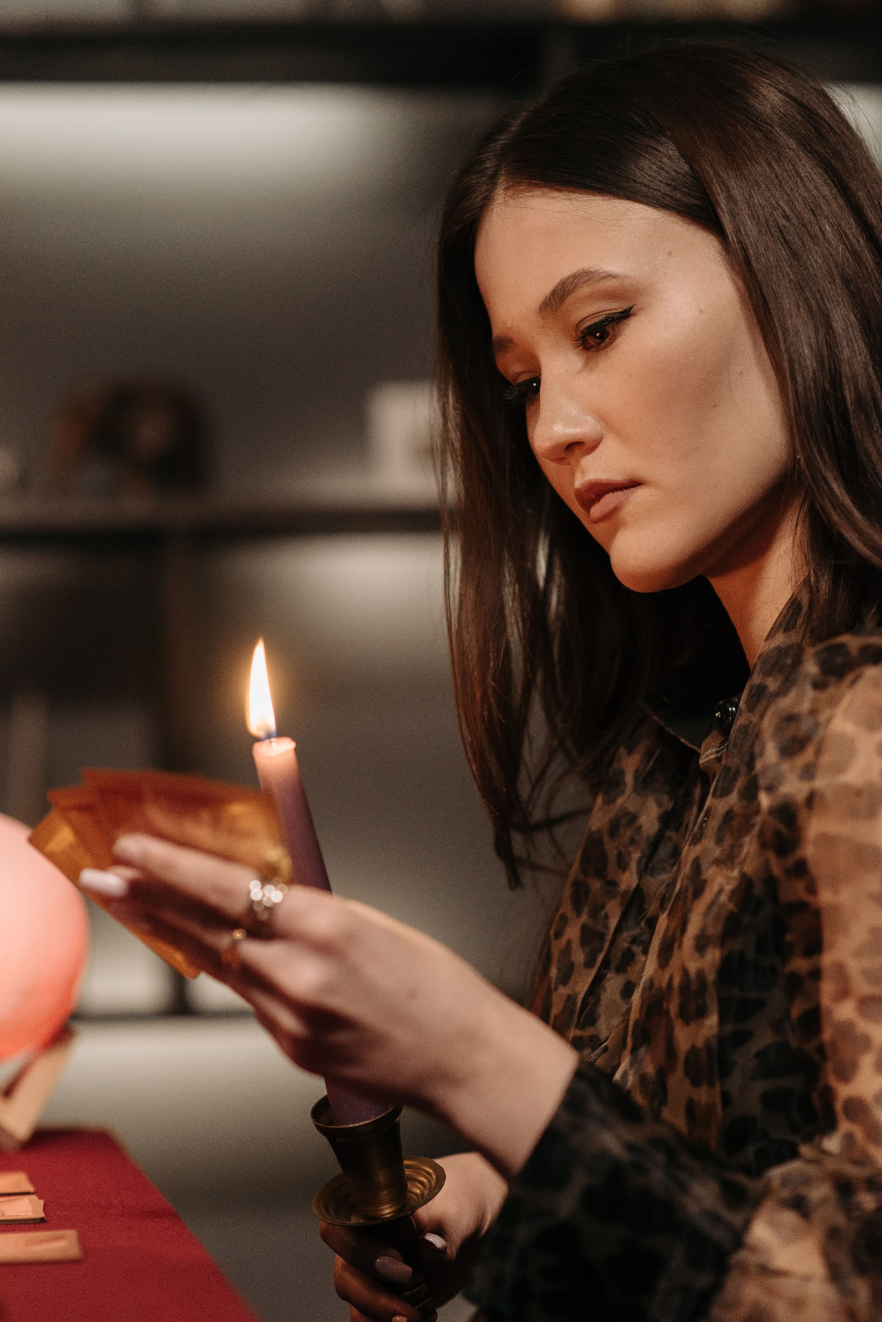 Retrato da Vidente Antónia à luz da vela com as suas cartas de tarot