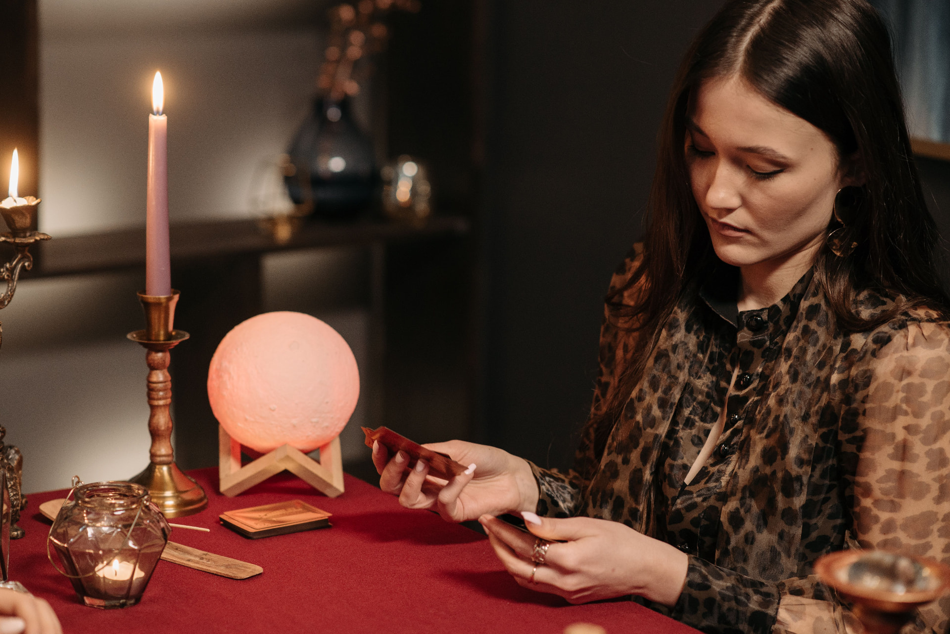Consulta de tarot com velas acesas e bola de cristal